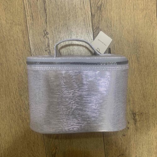 725e84fb-b8d6-476e-a5a3-eb4efb833f43.jpg Косметичка-кейс Primark овальна срібна
