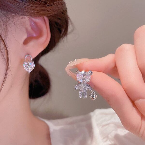 Сережки-моностиль з камінцем "Ведмедик-серце" кристальні (10231)