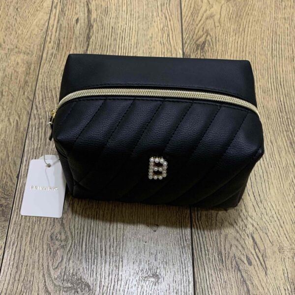 78ea6e8b-c7c7-486a-b627-5a432bf0f72c-1.jpg Косметичка об'ємна "Буква" Primark з еко-шкіри стьобана чорна