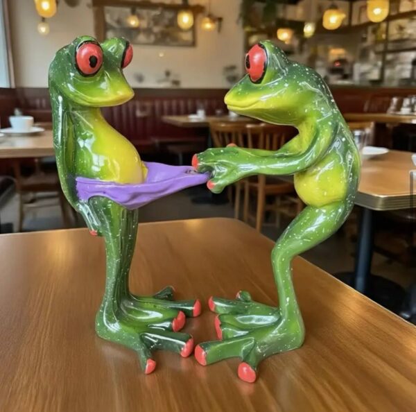 Статуетка "Жабки - кумедна сцена" 12 см набір 2 шт