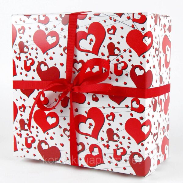 Коробка подарункова складна біла з сердечками (19,5*19,5*9,7 см) без стрічки