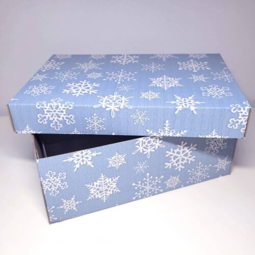 84804da7-1c2f-4bf2-8f79-582869cb201e-1.jpg Коробка подарункова з мікрогофрокартону (24*16*10 см) Новорічна блакитна
