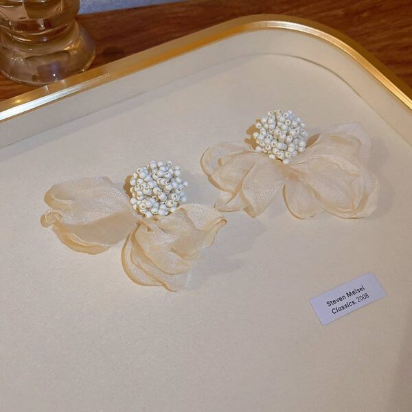 Сережки бісер/тканина "Квіти" молочні (10690)