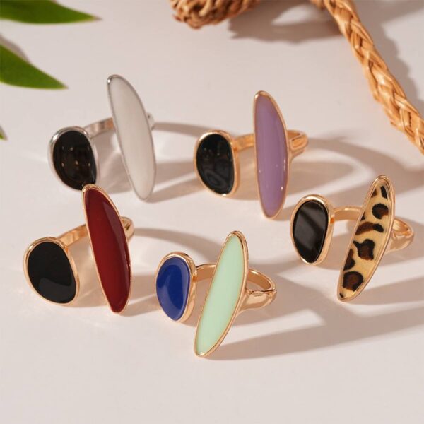 Каблучка геометрична металева з акрилом двох-колірна (10703)