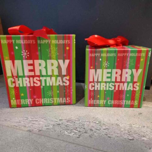 8887838a-0793-445a-9e8e-c63e7b2f4c40.jpg Коробка подарункова Новорічна в клітинку (14*14*14 см)