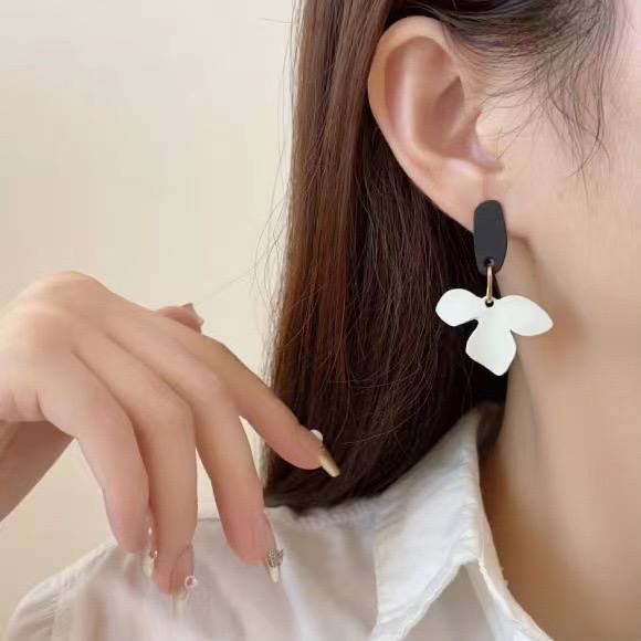Сережки асиметричні "Квіти" чорні/білі (10720)