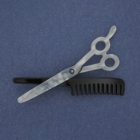 8e02d4c3-d50d-45b3-990a-dcd1a838907e.jpg Брошка "Ножиці з гребінцем" акрил сріблястий метал 70х44 мм