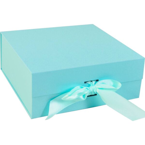8f8fc2d6-a071-4457-87da-56b6b7ef1da1.jpg Коробка подарункова Преміум складна зі стрічкою бірюзова 28*20*18 см