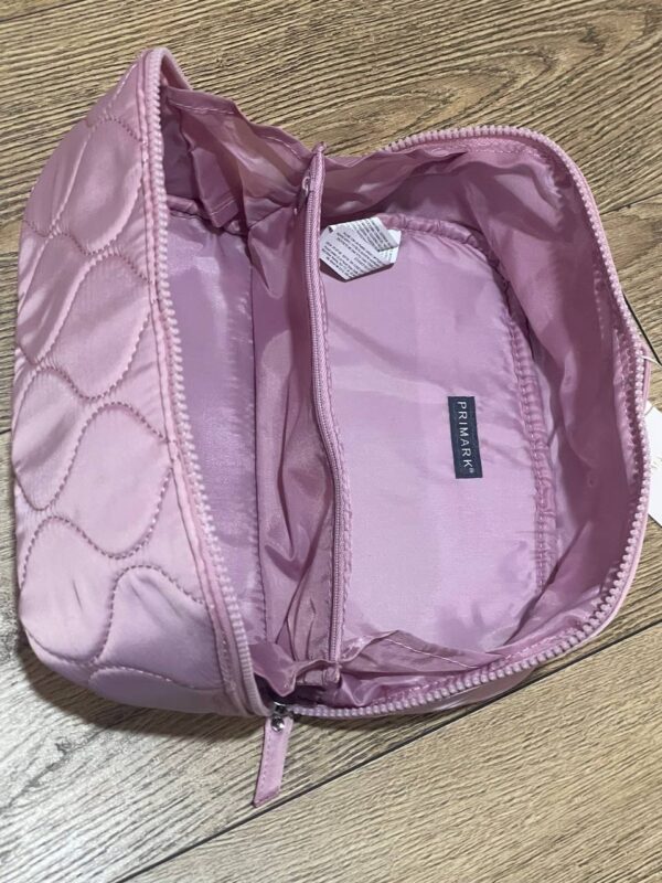 90e8b0e5-df0d-4922-b45c-8bdb6930b31b-1.jpg Косметичка розкладна Primark об'ємна стьобана нейлонова рожева