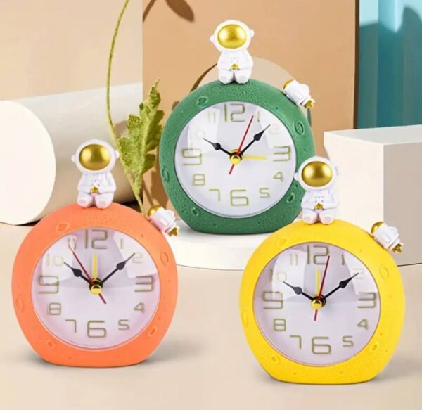 Годинник/ Будильник "Астронавт" 13 см мікс кольорів