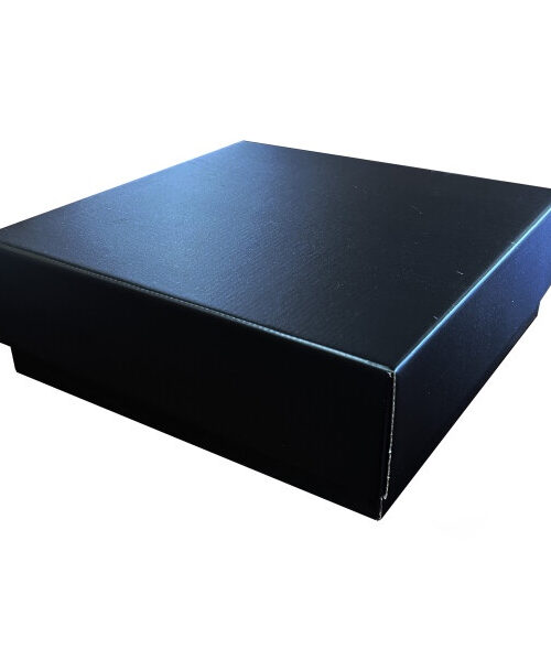 9ad5c836-cbd4-47c2-a303-6ac296874fcf.jpg Коробка подарункова 30*30*8 см мікрогофра чорна