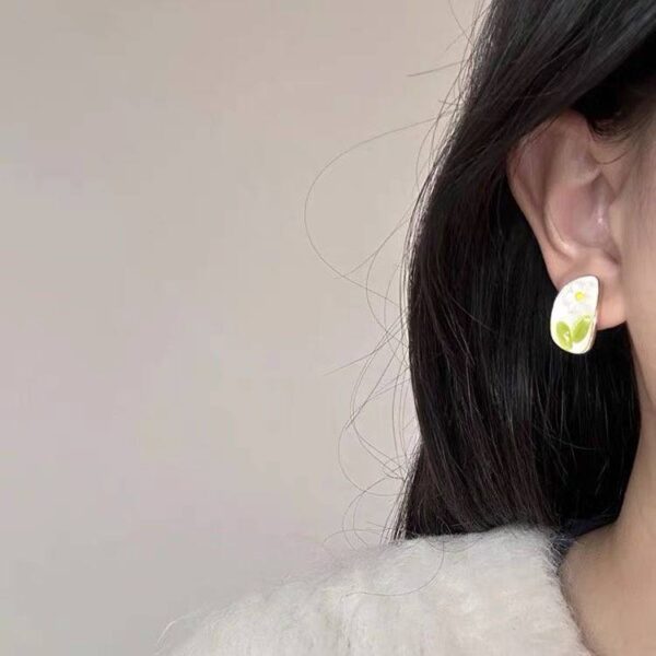 Сережки акрил на металевій основі "Квіти" білі (10544)