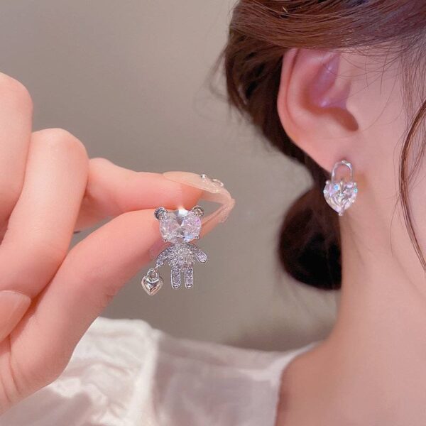 Сережки-моностиль з камінцем "Ведмедик-серце" кристальні (10231)