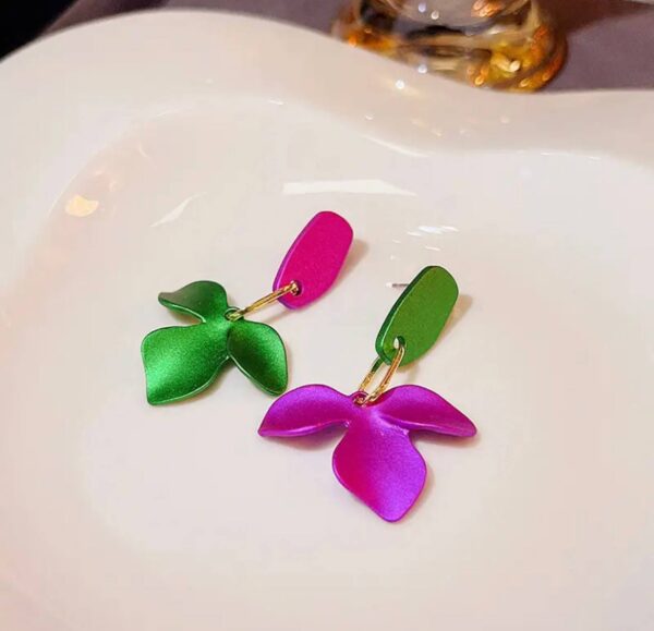 Сережки асиметричні "Квіти" фуксія/зелені (8514)