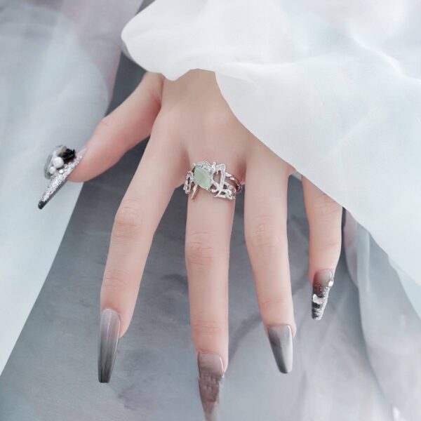 Каблучка жіноча геометрична абстрактна з зеленим камінцем срібна (10599)