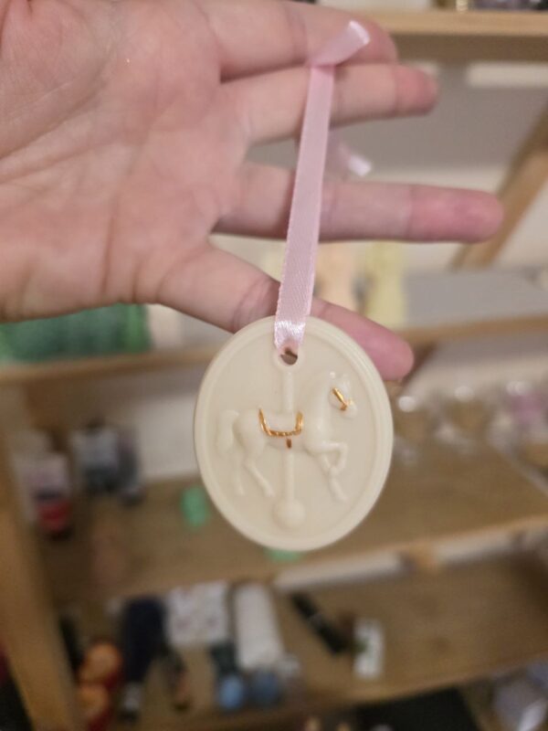 Аромасаше/ Підвіска на ялинку Solodka "Коник кругле" (соєвий віск)