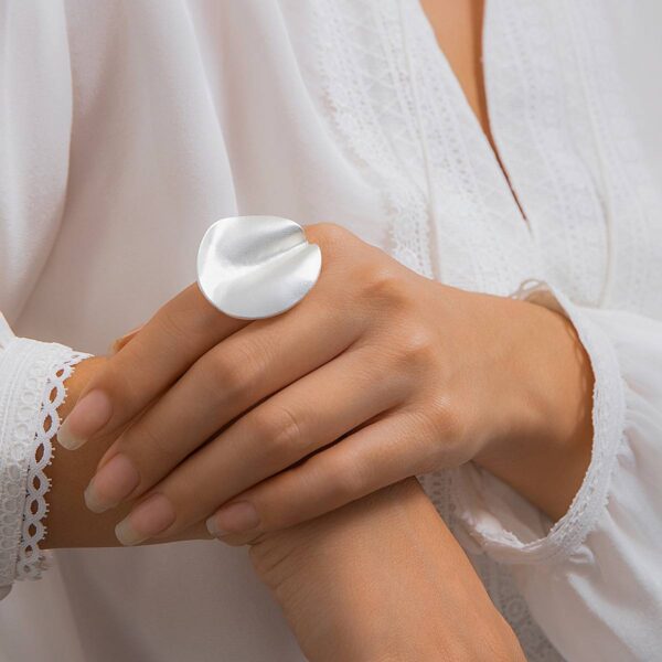 Каблучка жіноча геометрична вигнуте коло масивна біла (8134)