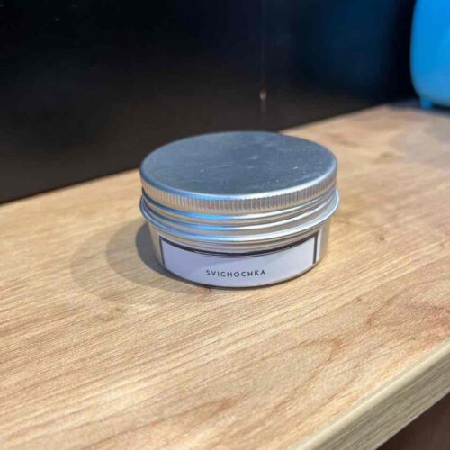 b3f2c5e0-4815-4a12-8887-1f37be21d389.jpg Свічка ручної роботи SVICHOCHKA (соєвий віск) у склі з металевою кришкою 60мл
