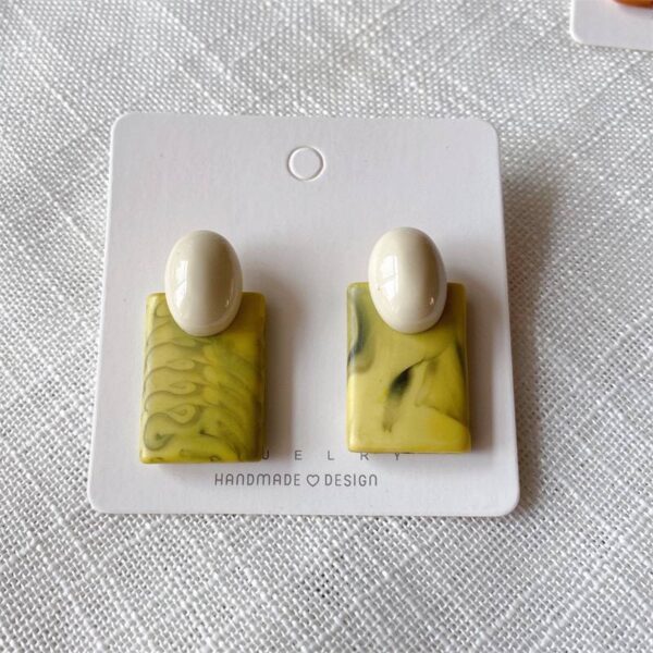 Сережки акрилові геометричні фісташково-білі (8081)