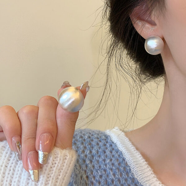 Сережки "Круглі опуклі" білі перламутрові (7437)