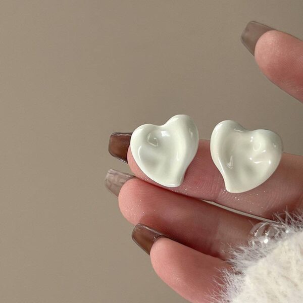 Сережки акрилові "Серце" абстрактні текстурні білі (8204)