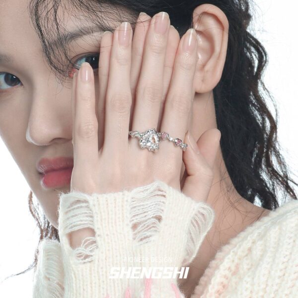 Каблучка жіноча геометрична "Серце" абстрактна з рожевими стразами срібна (8174)