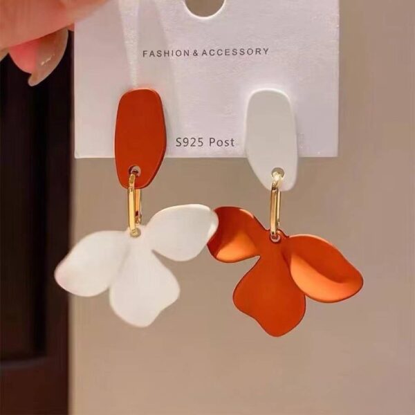 Сережки асиметричні "Квіти" оранжеві/білі (10722)