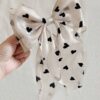 Заколка-автомат «Бант» атласна в горошок/сердечка біло-чорна