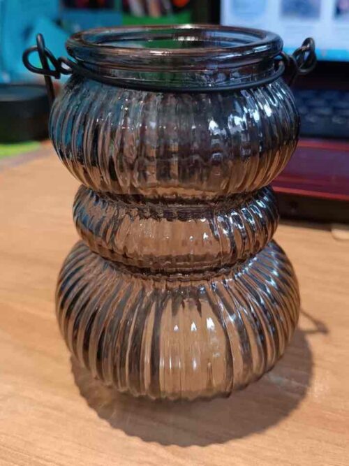 c51c0c39-ef9d-4804-bb92-34de9826d07f.jpg Підсвічник з ручкою портативний скляний рельєфний коричневий 15 см