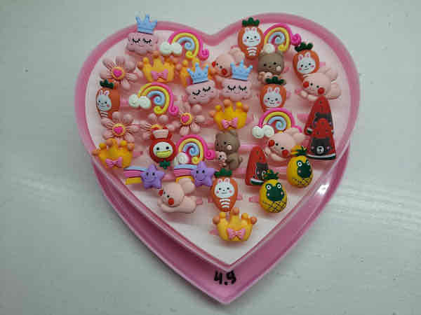 Каблучка дитяча пластикова мікс дизайнів 1 шт