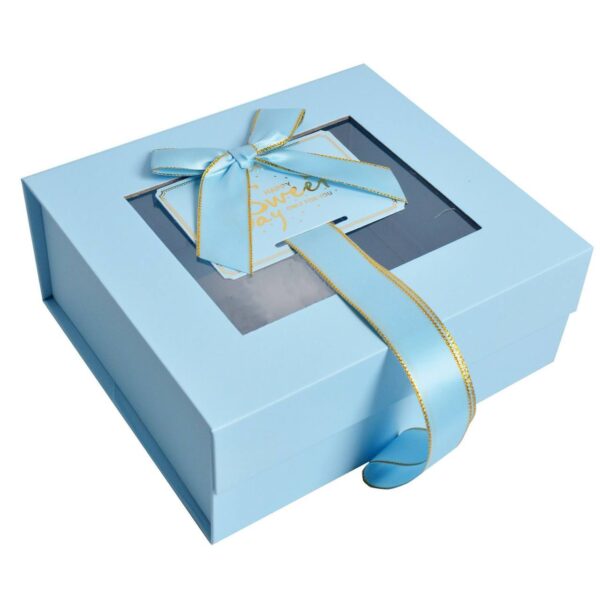d14a091e-8eac-489c-8a96-b41494076570.jpg Коробка подарункова складна з віконцем та стрічкою блакитна 20*18*8 см