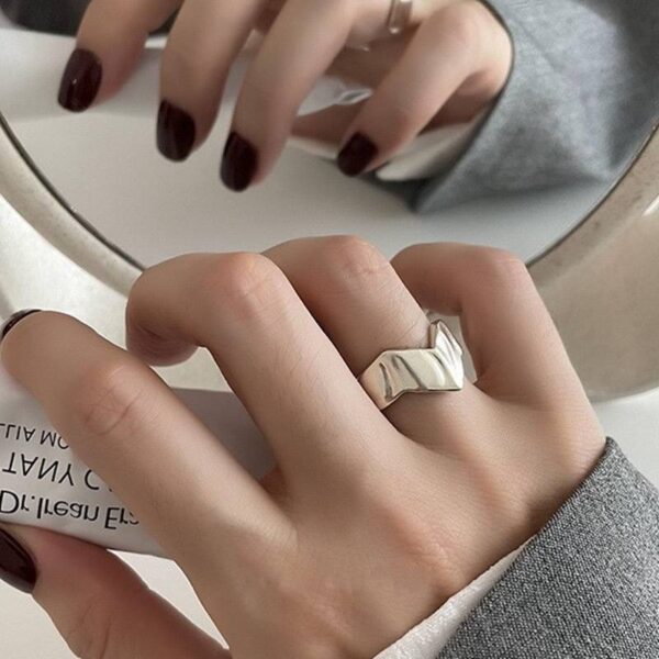 Каблучка жіноча "Геометрична" V-подібна срібна (10592)