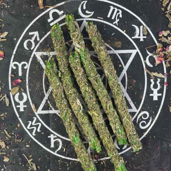 Свічка-скрутка з травами для залучення грошей 5C