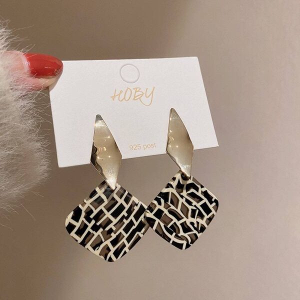 Сережки акрилові "Геометрія" беж з чорним (8064)