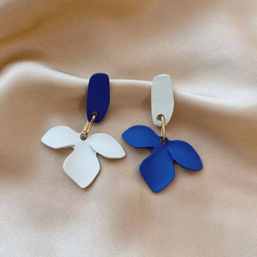 Сережки асиметричні "Квіти" сині/білі (10718)