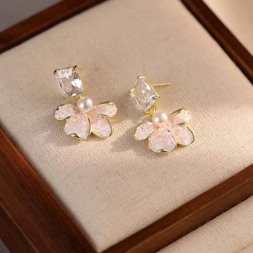 df9d8fb5-3395-49cc-aeac-c9f128c9aa7b.jpg Сережки "Квіти" з рожевими кристалами (10641)