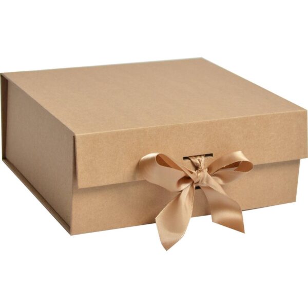 e28aff5b-8245-4744-8a4e-95cf1e50efbf.jpg Коробка подарункова Преміум складна зі стрічкою беж 20*18*8 см