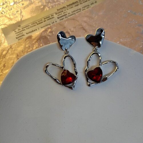 Сережки "Серце" абстрактні срібні зі червоним камінцем (10233)