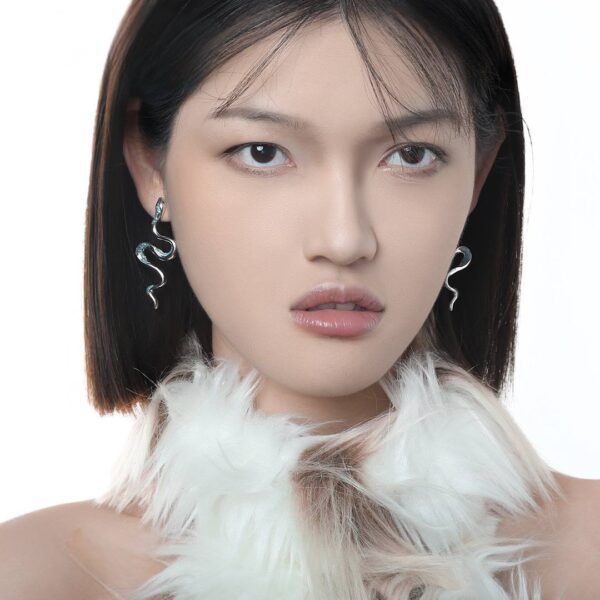 Сережки металеві "Змія" білі з блакитним (10559)