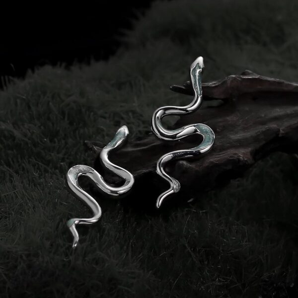 Сережки металеві "Змія" білі з блакитним (10559)