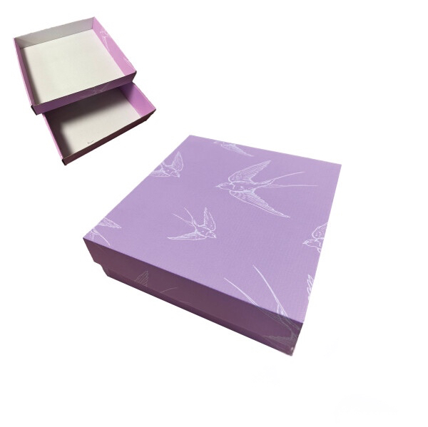 Коробка подарункова 26*26*8,5 см мікрогофра бузкова ластівки