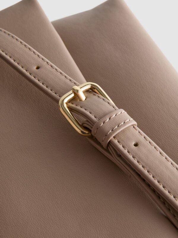 Сумочка-міні конверт через плече Primark мінімалістична беж