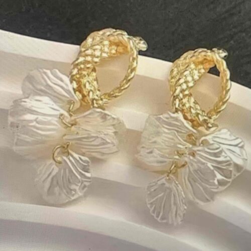 Сережки "Перламутрові квіти" білі з золотом (7449)