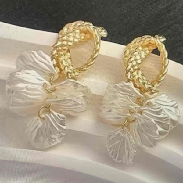 Сережки "Перламутрові квіти" білі з золотом (7449)