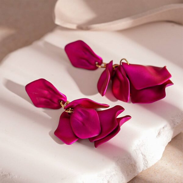 Сережки-люстри металеві "Пелюстки" малинові (10697)