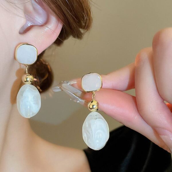 Сережки геометричні метал/акрил білі (10698)