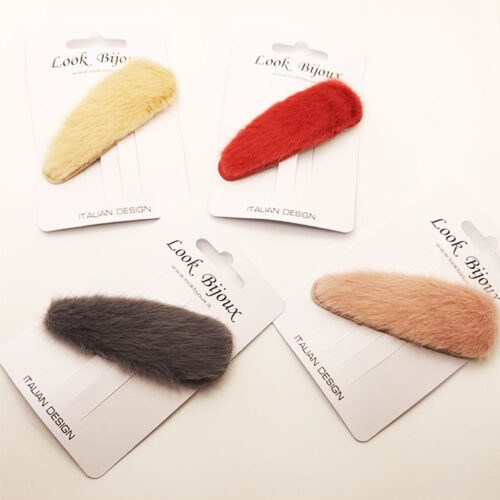 fc3980e6-c8f8-4252-bfb7-ac5efda80d1d.jpg Заколка тік-так трикутна "Хутряна" 1 шт