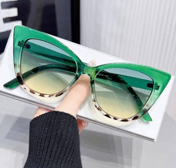 Окуляри жіночі сонцезахисні "Кошачі" заокруглені оправа з градієнтом (8515)