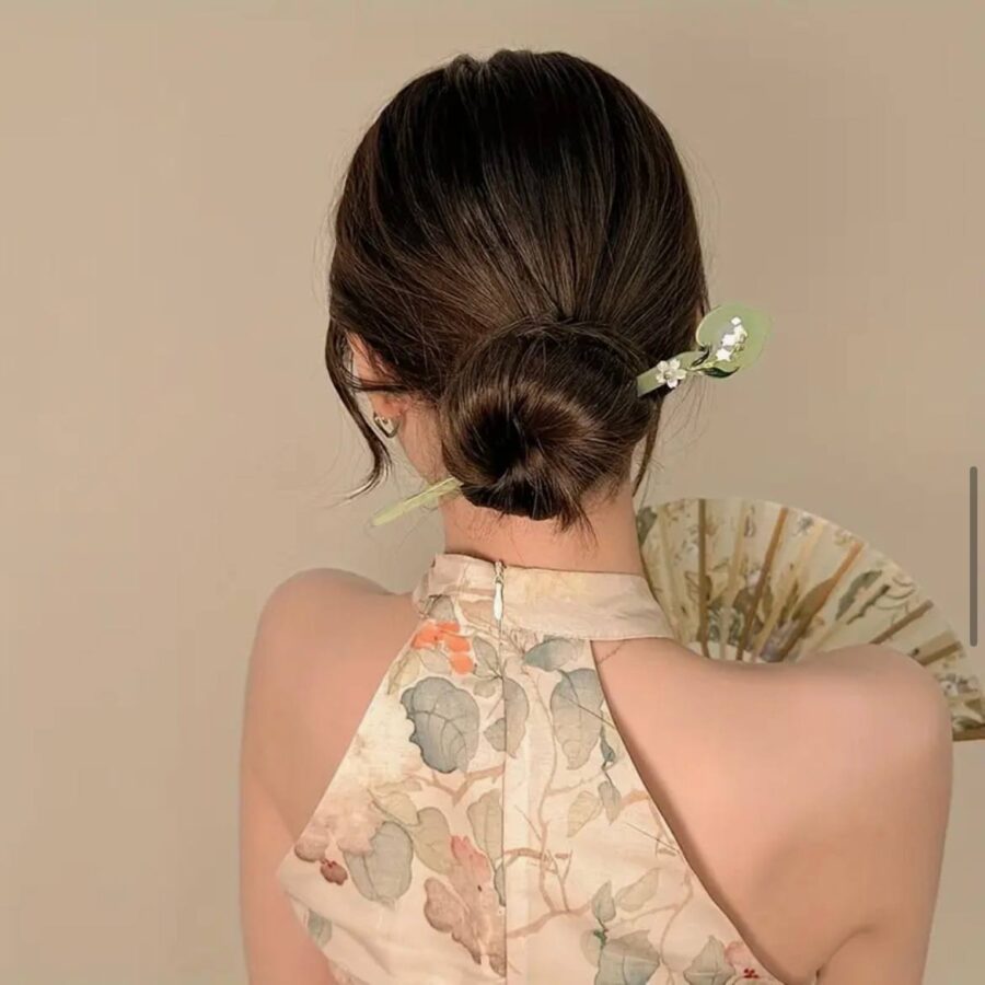 Шпилька-паличка для волосся 1 шт акрилова "Білі квіти" перламутр