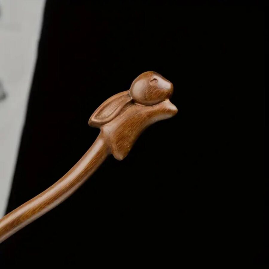 Шпилька-паличка для волосся 1 шт дерев'яна "Зайчик" коричнева